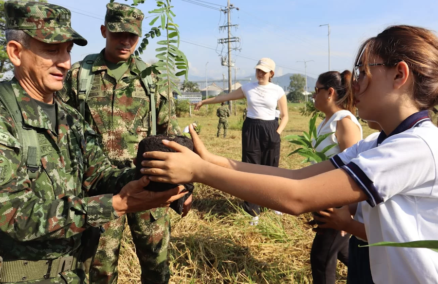 Entrega de plántulas en una jornada ambiental de Ciencias Naturales