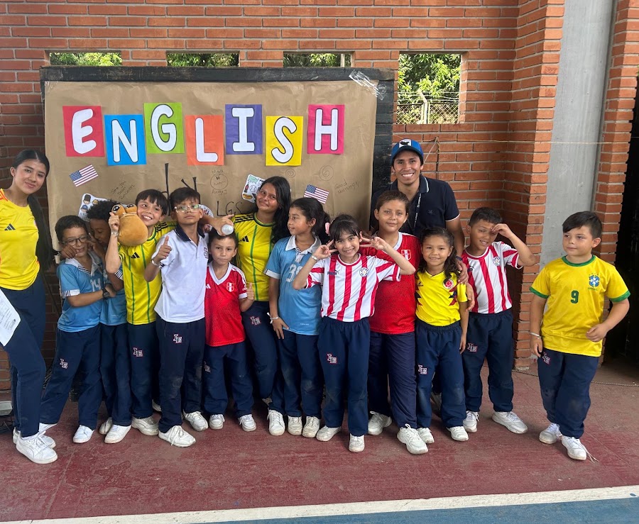 Estudiantes y docentes en una actividad del área de inglés